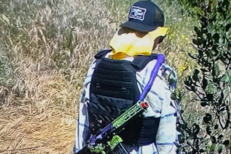 Obukao pancir, uprtio pušku, pa krenuo da smakne Trampa: Uhvaćen je kod golf terena, policiju zaledile poruke ispisane na oružju