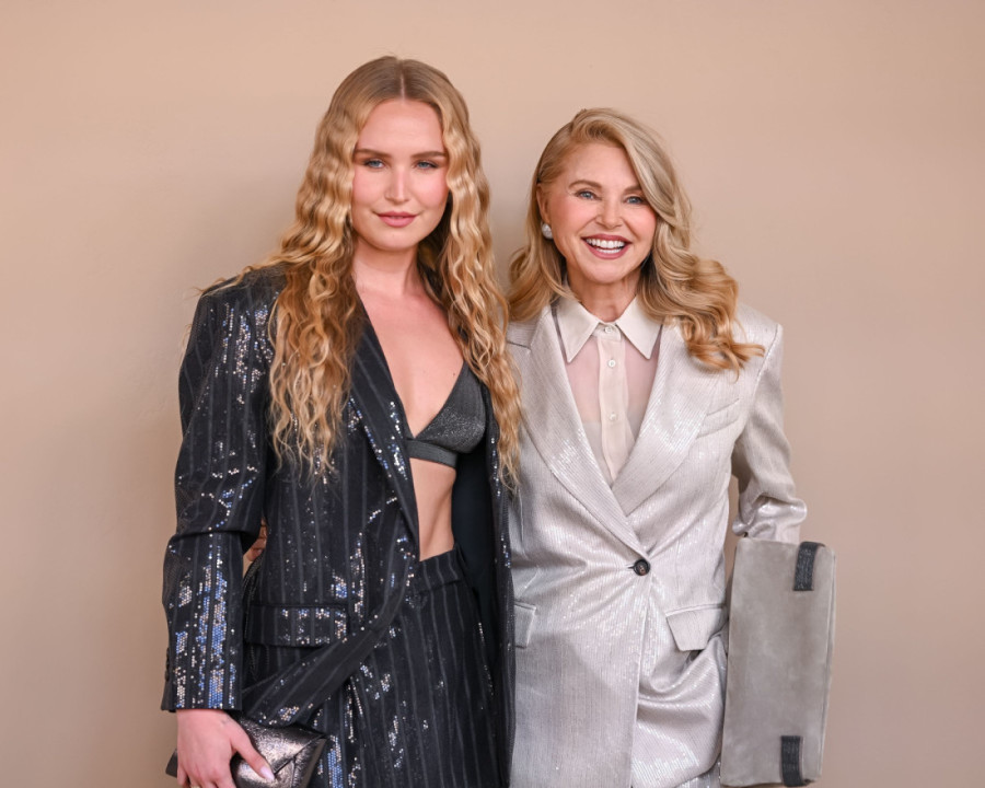 Kristi (72) kao da ne stari: Elegantno odelo koje savršeno pristaje zrelim damama (FOTO)