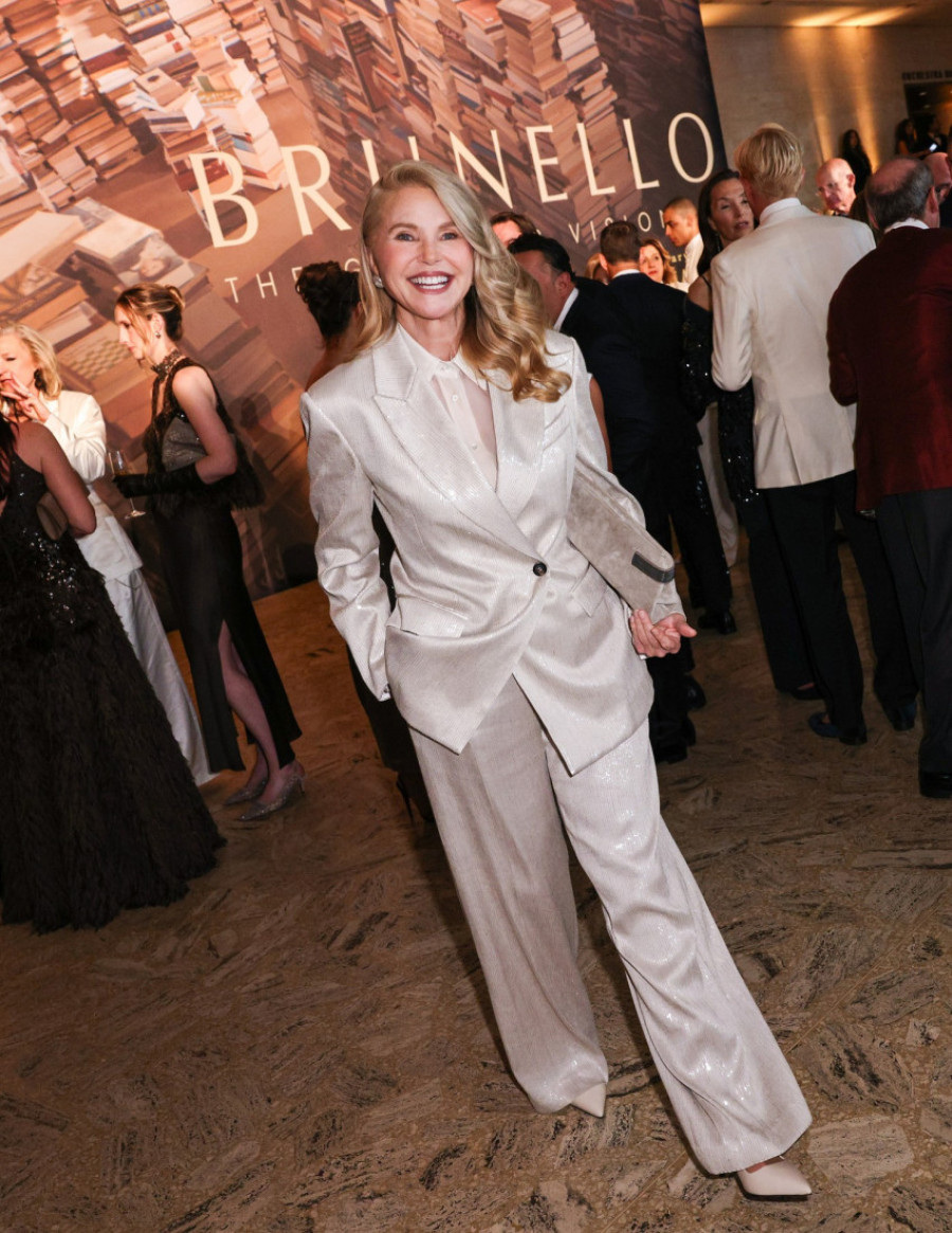 Kristi (72) kao da ne stari: Elegantno odelo koje savršeno pristaje zrelim damama (FOTO)