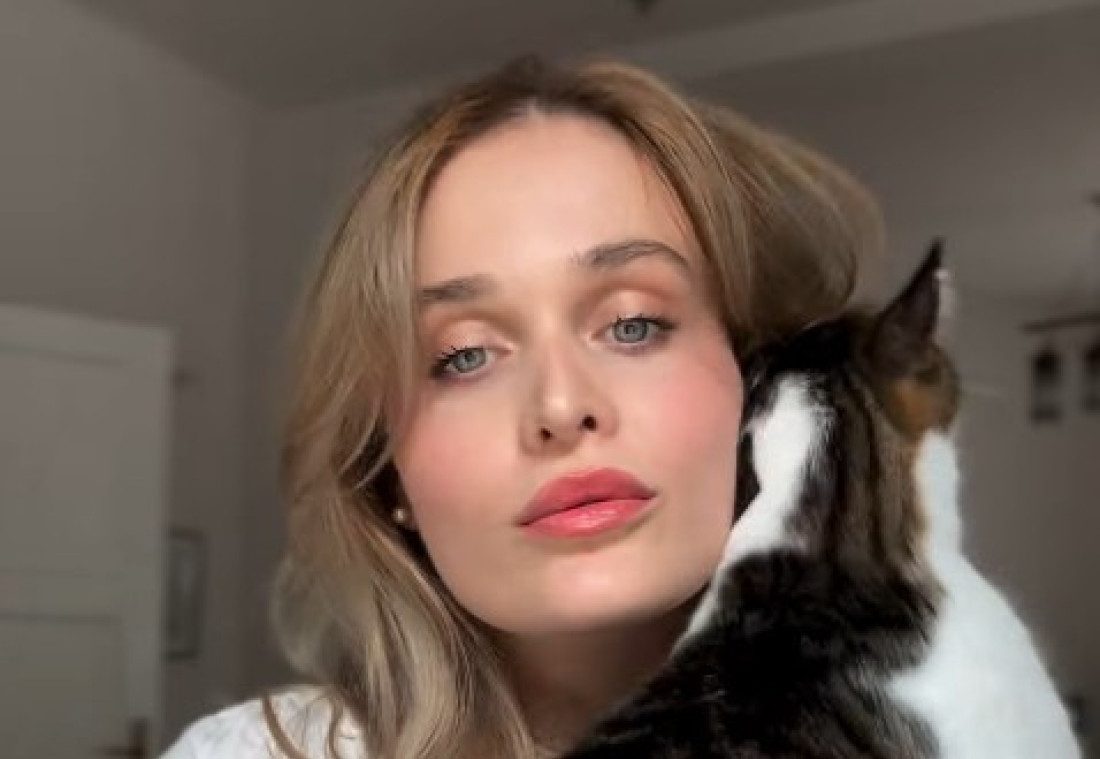 Pevačica sela muškarcu u krilo na slavlju, pa dobila šamar od njegove žene!