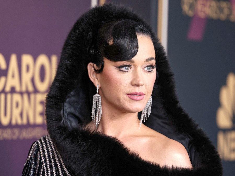 "Skinula mi je gaće pred svima i pokazivala moj polni organ": Maneken opleo po poznatoj pevačici!