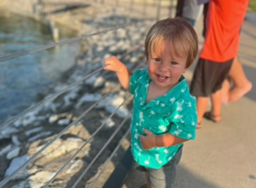 Dečak (4) ubio brata (2): Jeziva tragedija zavila je porodicu u crno, evo šta se desilo