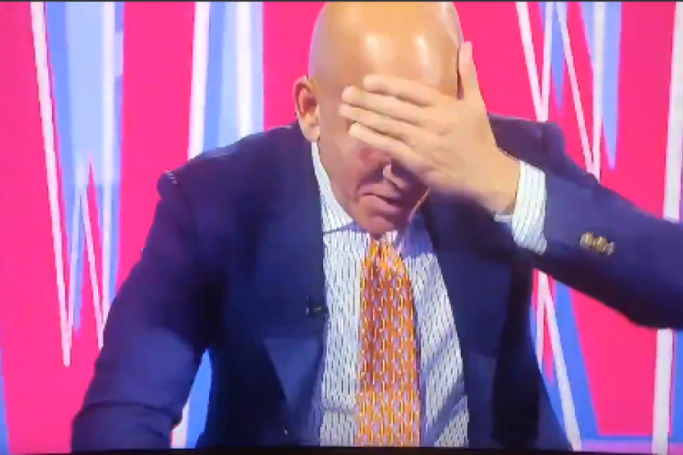 Pitanje voditeljke ga izbacilo iz takta: Legenda udarala sto glavom u uživo programu! (VDIEO)