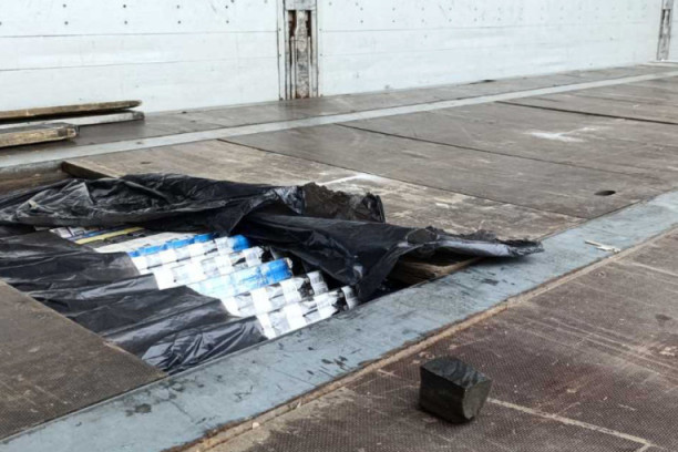 Pančevac (40) uhapšen na granici: Policija pronašla više od 2.000 boksova cigareta (FOTO)