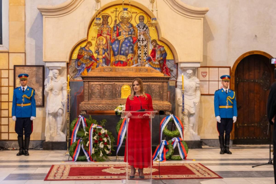 Ministarka Stamenkovski u ime Vlade položila venac na sarkofag sa moštima cara Dušana! (FOTO)