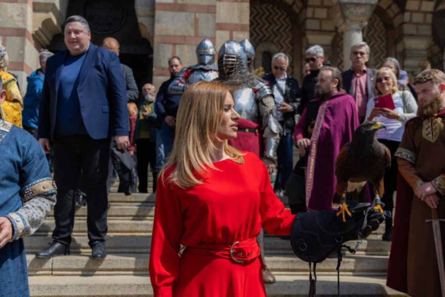 Ministarka Stamenkovski u ime Vlade položila venac na sarkofag sa moštima cara Dušana! (FOTO)