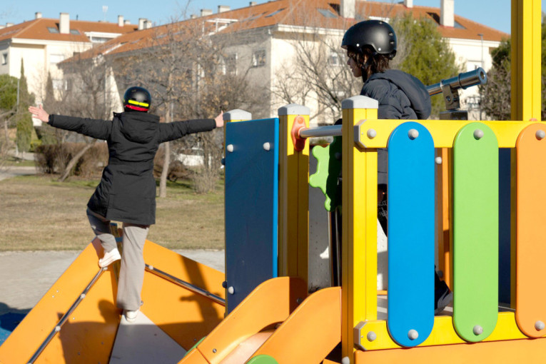 Opasan trend zavladao kod dece, apel se širi internetom: Objavite da ne bude nekih povreda! (FOTO)