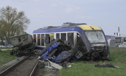 Stravična nesreća u Slovačkoj: Voz udario u kamion, ima mrtvih! (FOTO)