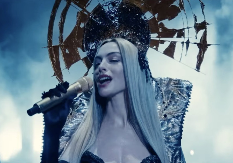 En Hatavej u novom filmu igra posrnulu pop zvezdu: Sudeći po prvim kritikama posrnula je i ona (FOTO/VIDEO)