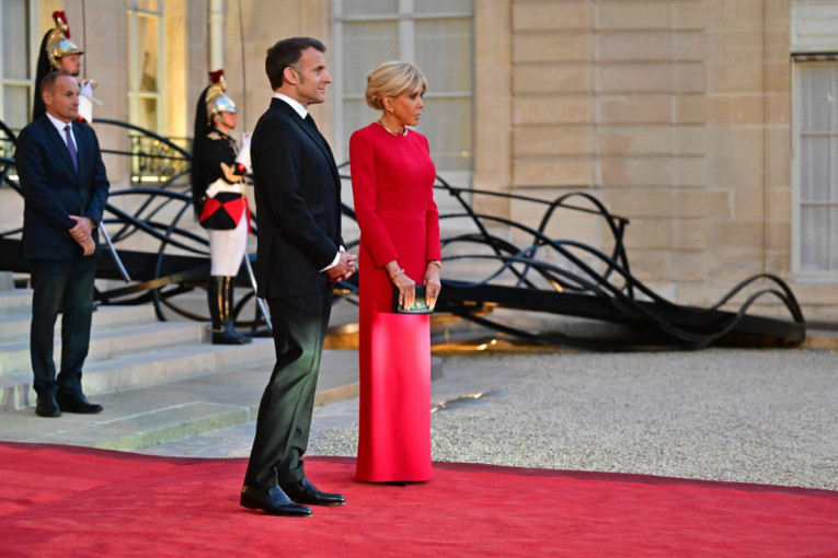 Nije mini suknja, ali je moćna boja: Glamurozno izdanje prve dame koja je ovog puta iznenadila modnim izborom (FOTO)