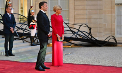 Nije mini suknja, ali je moćna boja: Glamurozno izdanje prve dame koja je ovog puta iznenadila modnim izborom (FOTO)