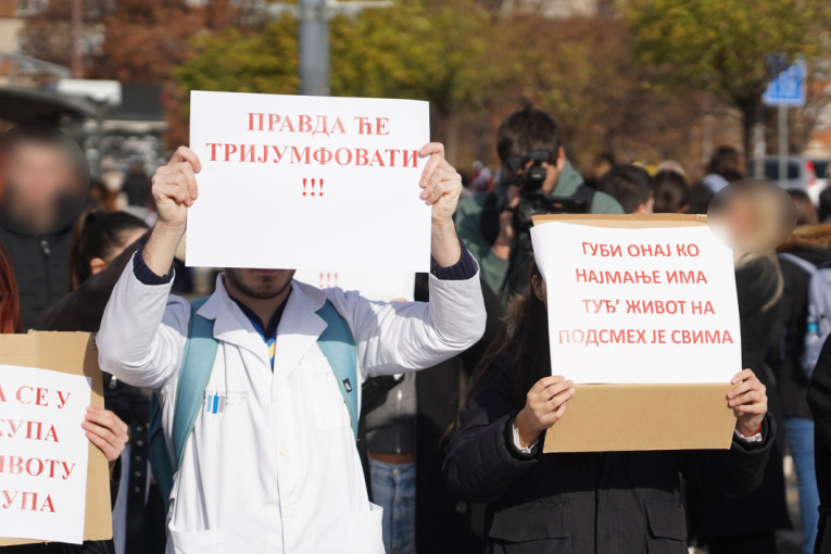 Za nevericu! Blokaderi se sastali sa dekanom Medicinskog fakulteta, pa mu ukrali novčanik (VIDEO)