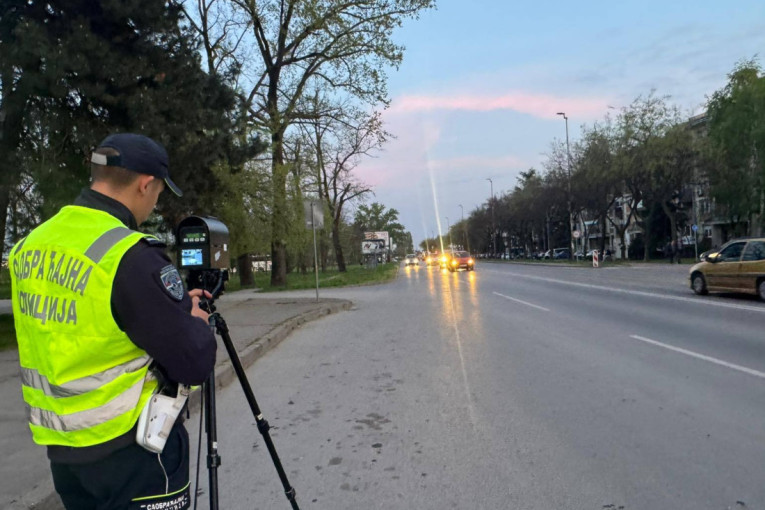 Dronovi love dok telefonirate za volanom: Policija za sekund otkriva prekršaj, a na granici sledi velika novina!