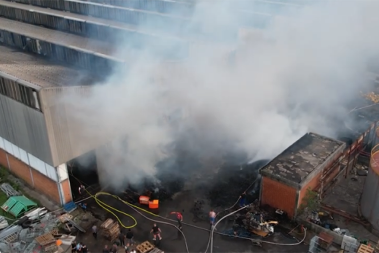 Gori fabrika! Vatrogasci u trci sa vremenom!