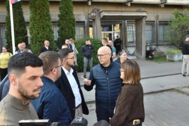 Protest građana protiv brutalnog ponašanja policajca prema starijem čoveku: Lider naprednjaka Vučević zajedno sa narodom (FOTO/VIDEO)