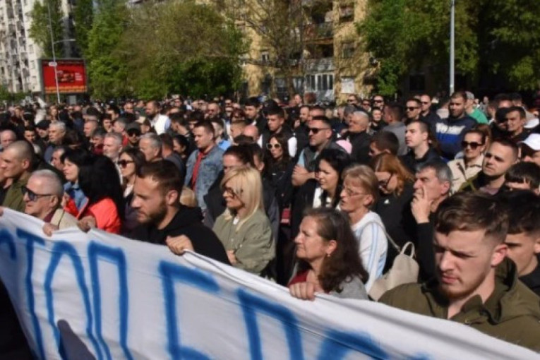 Protest građana protiv brutalnog ponašanja policajca prema starijem čoveku: Lider naprednjaka Vučević zajedno sa narodom (FOTO/VIDEO)