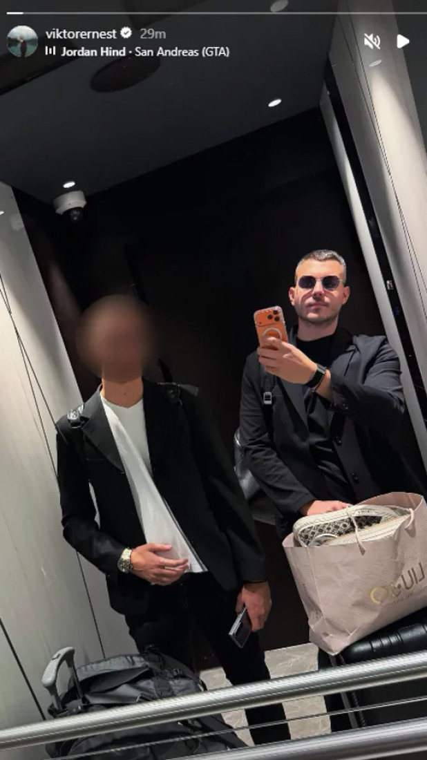 Brenin sin pozirao sa prijateljem: Evo šta se potkralo Viktoru (FOTO)