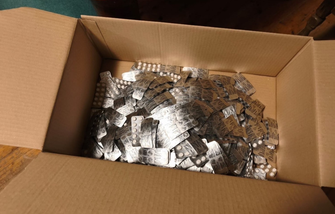 Top zaplena u Vrdniku: Pogledajte kako je dnevnu sobu pretvorio u skladište (FOTO)