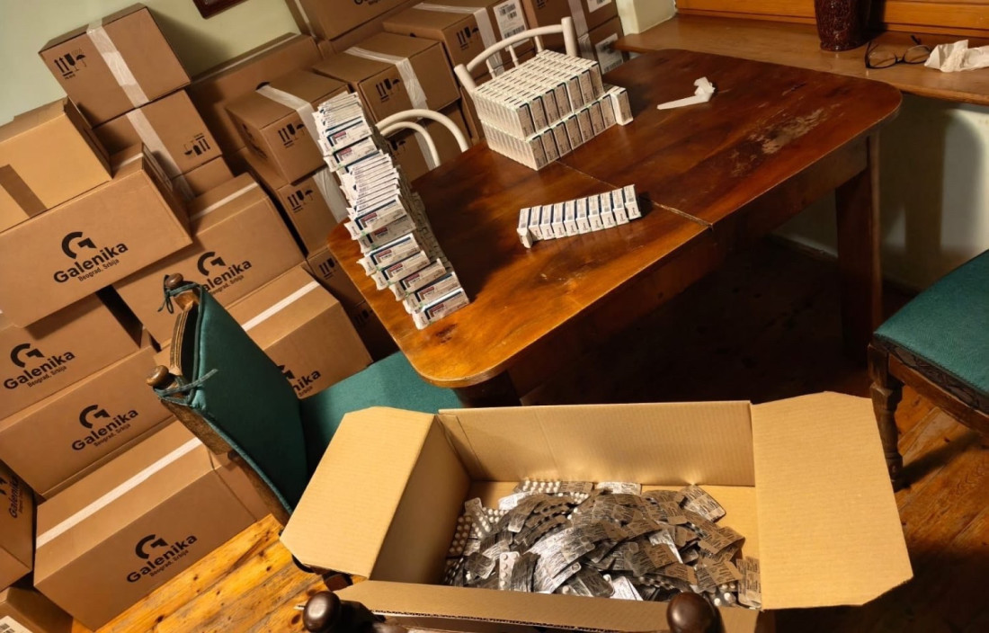 Top zaplena u Vrdniku: Pogledajte kako je dnevnu sobu pretvorio u skladište (FOTO)