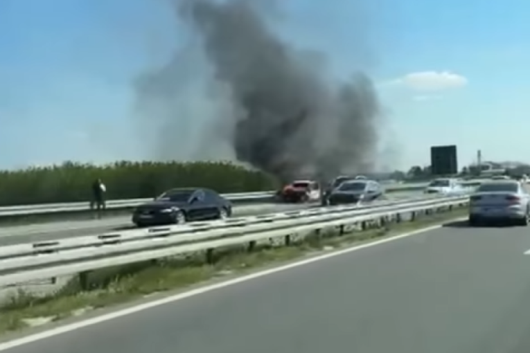 Buktinja na "Milošu Velikom": Vozilo gotovo potpuno izgorelo, saobraćaj usporen