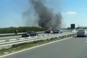 Buktinja na "Milošu Velikom": Vozilo potpuno izgorelo, saobraćaj usporen (VIDEO)