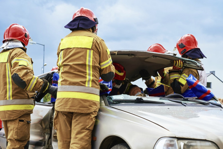 Velika akcija kod Titela: Dve osobe oslobođene iz zgužvanog automobila
