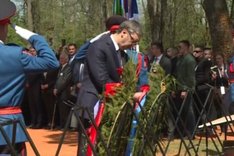 Vučić u Donjoj Gradini: Služen parastos, predsednik se poklonio žrtvama ustaških zločina i genocida u Jasenovcu (FOTO/VIDEO)