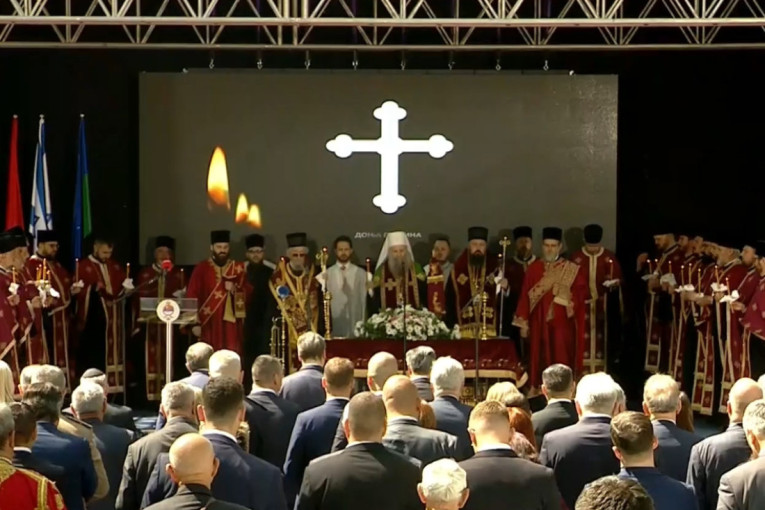 Vučić u Donjoj Gradini: Služen parastos, predsednik se poklonio žrtvama ustaških zločina i genocida u Jasenovcu (FOTO/VIDEO)