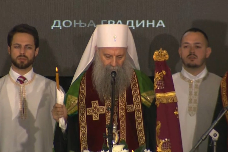 Vučić u Donjoj Gradini: Služen parastos, predsednik se poklonio žrtvama ustaških zločina i genocida u Jasenovcu (FOTO/VIDEO)