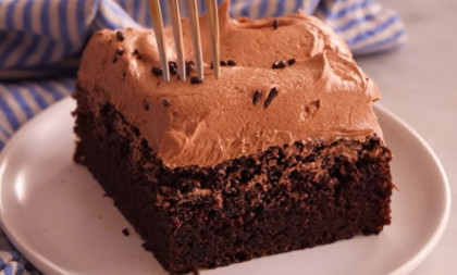 Recept dana: Sočan čokoladni kolač je savršen desert za veće društvo, a gotov očas posla