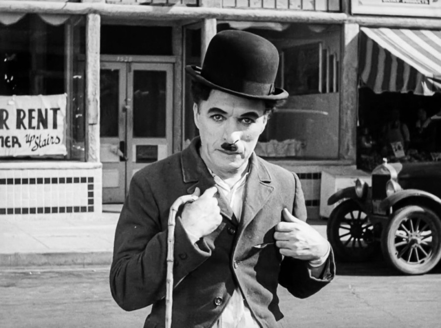 Na koga vam liči žena sa slike? Majka joj je filmska ikona, a ona je novom ulogom svima oduzela dah (FOTO/VIDEO)