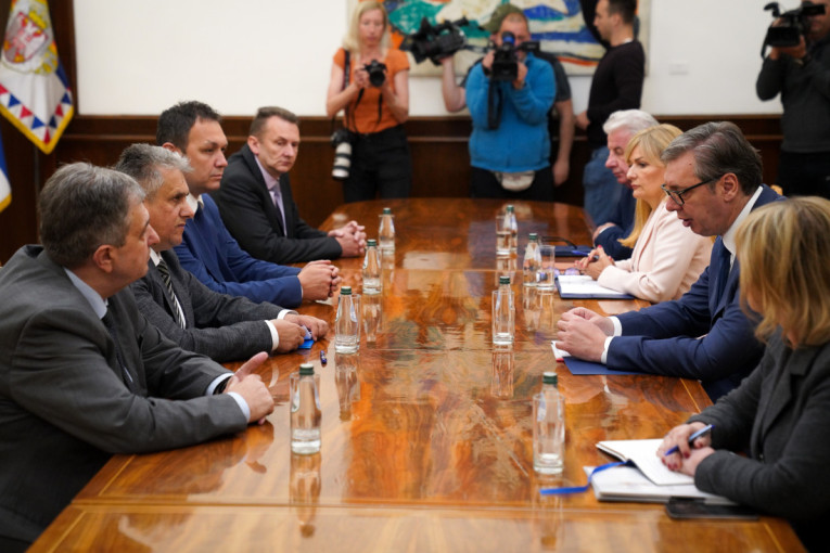 Konsultacije predsednika Vučića sa strankama: Završen razgovor s Alternativom za promene (FOTO/VIDEO)
