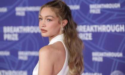 Điđi Hadid u izazovnoj beloj toaleti: Njen stajling je omaž starom Holivudu, a jedan detalj je posebno privukao pažnju (FOTO)