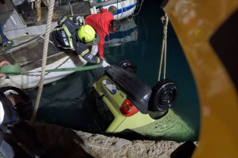 Nesvakidašnji incident u luci: Vozilo sletelo pravo u more, službe hitno reagovale (FOTO)