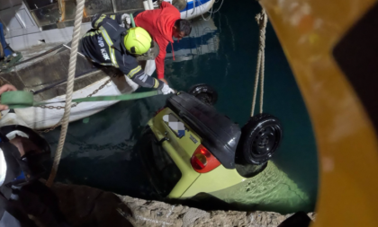 Nesvakidašnji incident u luci: Vozilo sletelo pravo u more, službe hitno reagovale (FOTO)