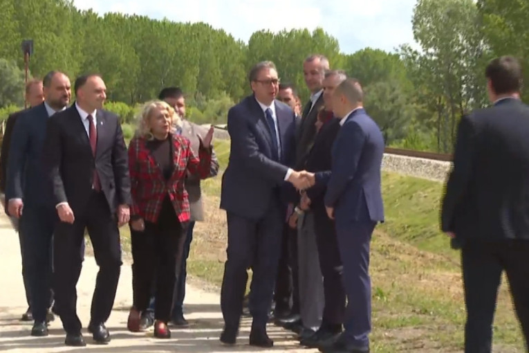 Predsednik Vučić u Tomaševcu: Otvara novi železnički most preko Tamiša! (VIDEO)
