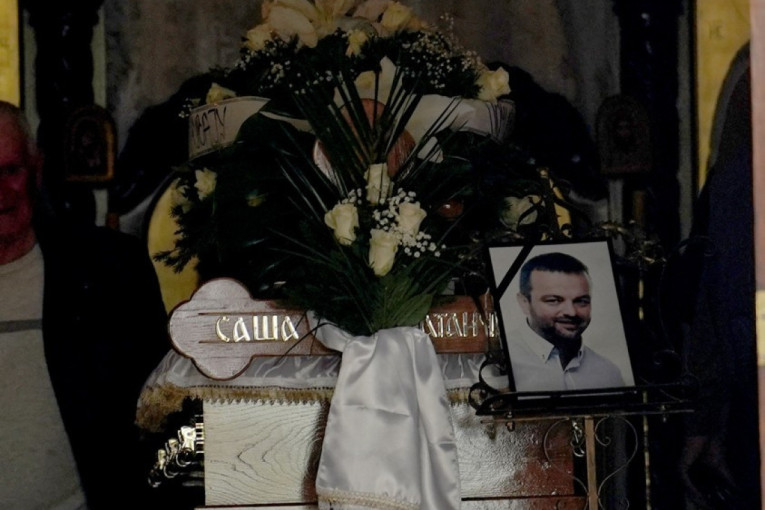 Sahrana Saše Katančića: Supruga i deca ne prestaju da plaču, ćerka sve vreme drži belu ružu