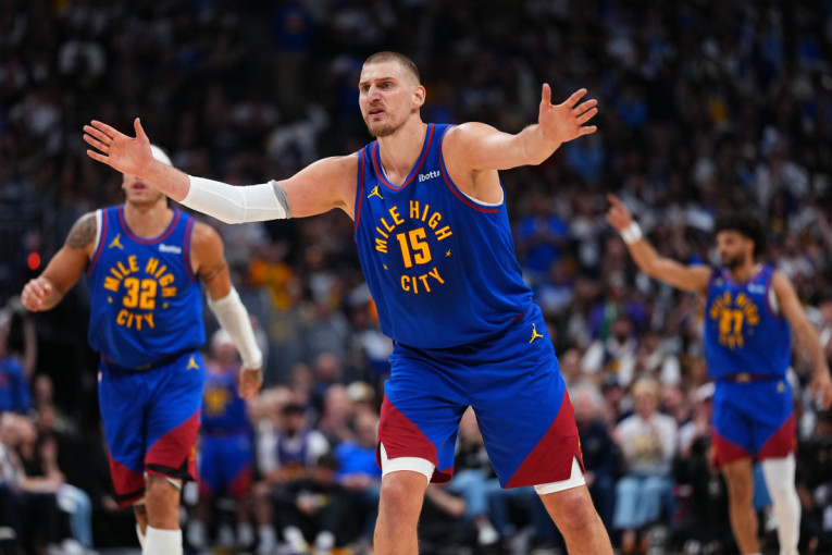 Moćnije nije moglo! Jokić "posterizovao" vrhunskog defanzivca (VIDEO)