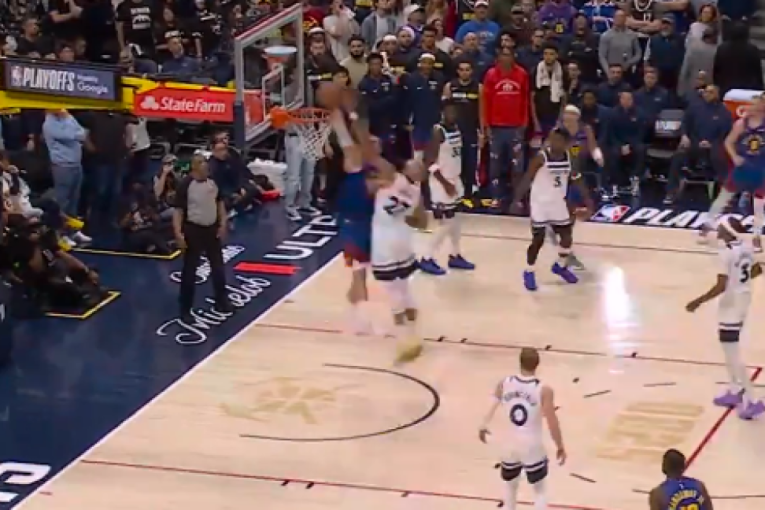 Moćnije nije moglo! Jokić "posterizovao" vrhunskog defanzivca (VIDEO)