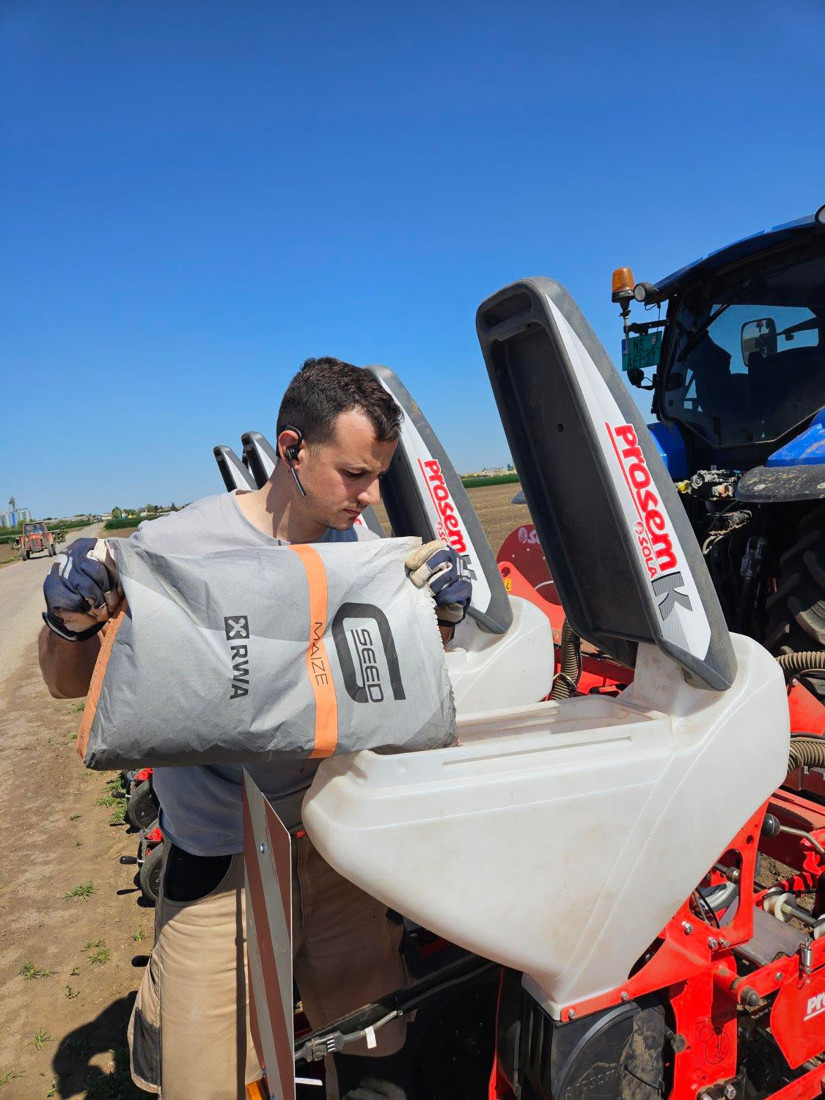 Mlad, a već uspešan: Učio u inostranstvu, vratio se u Čurug i ovo su njegovi saveti (FOTO)