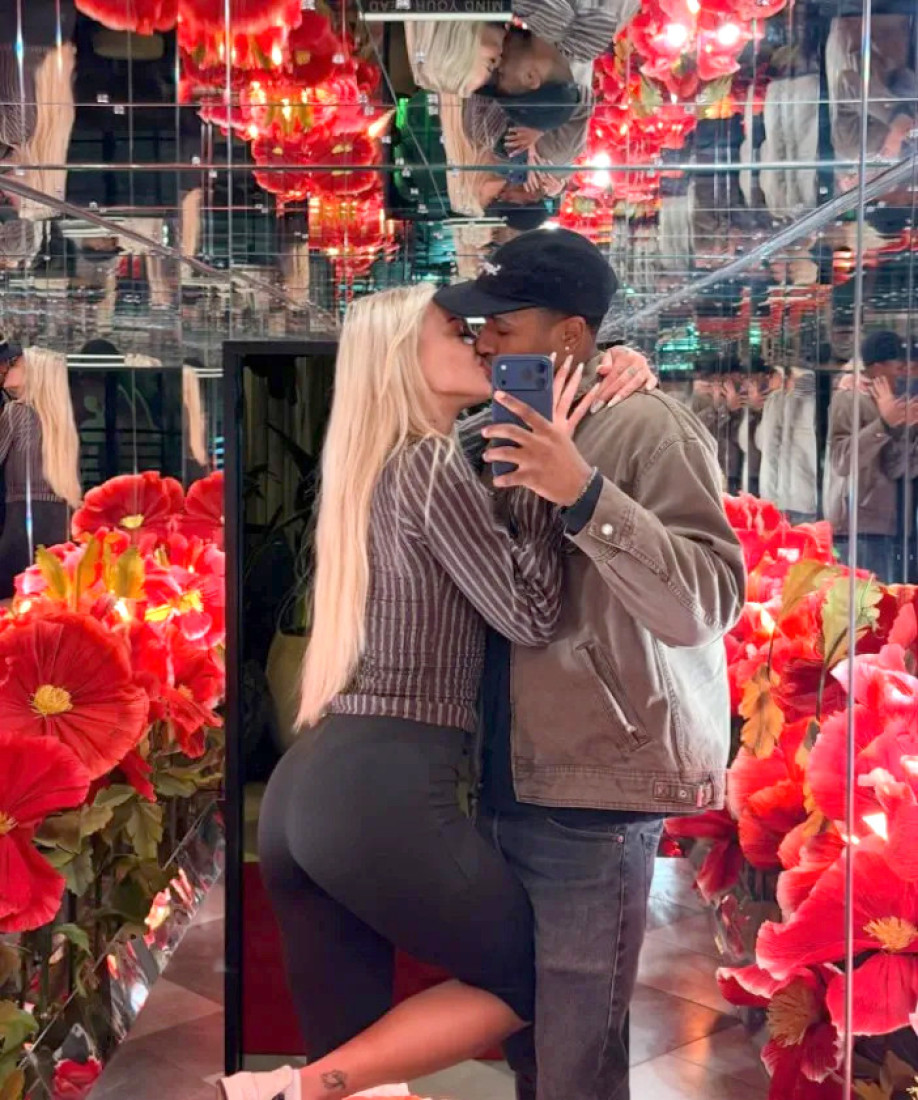 Vrele poze fudbalerke: Isplivale intimne fotografije, muški svet u transu (FOTO)