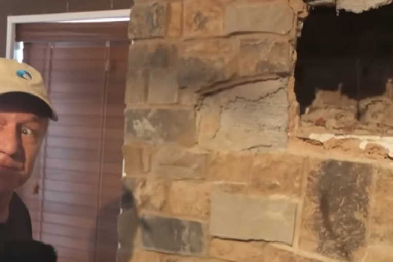 Bračni par u sred noći čuo jezive zvuke iz kamina, a ono što su ugledali kroz odžak ostavilo ih je u potpunom šoku (FOTO)