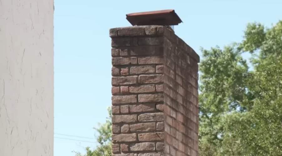 Bračni par u sred noći čuo jezive zvuke iz kamina, a ono što su ugledali kroz odžak ostavilo ih je u potpunom šoku (FOTO)