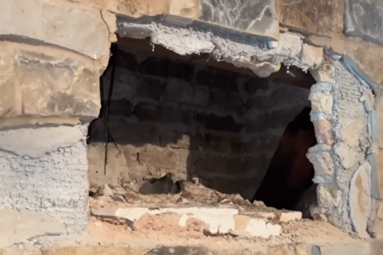 Bračni par u sred noći čuo jezive zvuke iz kamina, a ono što su ugledali kroz odžak ostavilo ih je u potpunom šoku (FOTO)