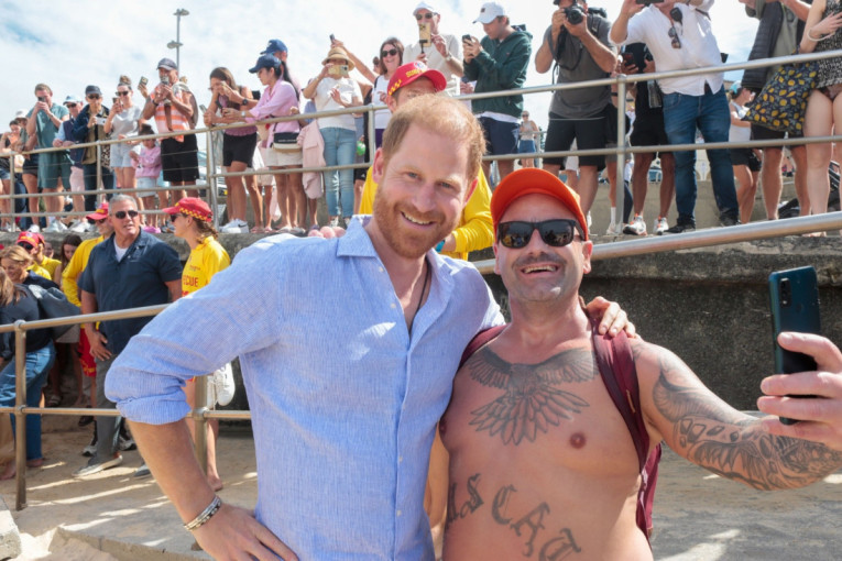 Viralni video je zapalio društvene mreže: Dok su svi jurili princa Harija i Megan Markl, jedna žena je izazvala nesvakidašnju scenu (VIDEO)