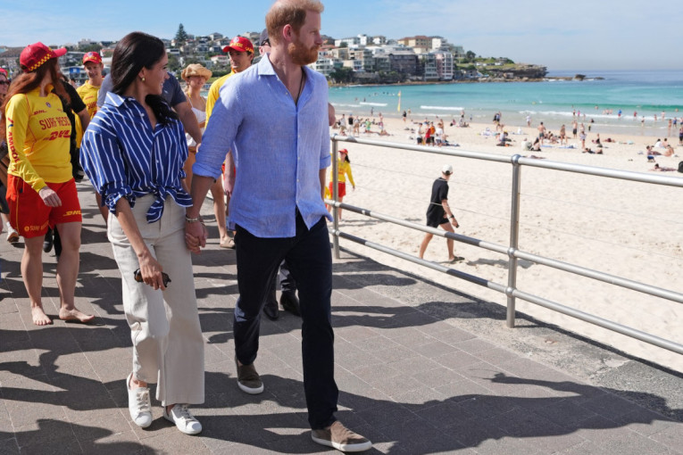 Viralni video je zapalio društvene mreže: Dok su svi jurili princa Harija i Megan Markl, jedna žena je izazvala nesvakidašnju scenu (VIDEO)