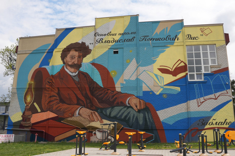 Prelepa slika iz sela Zablaće kod Čačka: Oslikan mural čuvenog pesnika na zidu škole (FOTO)(VIDEO)