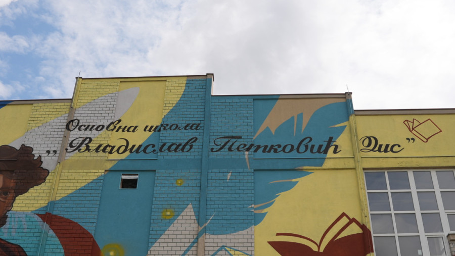 Prelepa slika iz sela Zablaće kod Čačka: Oslikan mural čuvenog pesnika na zidu škole (FOTO)(VIDEO)