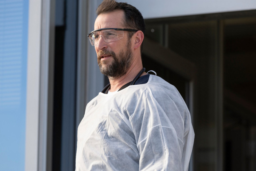 Ne smete da se ugojite, pocrnite, da se tetovirate ili ošišate: Noa Vajli o haosu na setu serije "The Pitt" (FOTO/VIDEO)