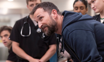 Ne smete da se ugojite, pocrnite, da se tetovirate ili ošišate: Noa Vajli o haosu na setu serije "The Pitt" (FOTO/VIDEO)